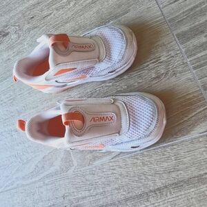Nike AIRMAX sneakers Size 9C White And Orangw